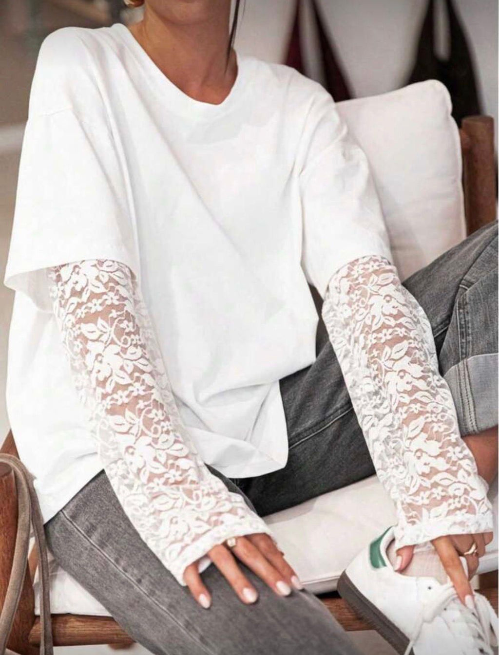 T-SHIRT CON MANICHE IN PIZZO