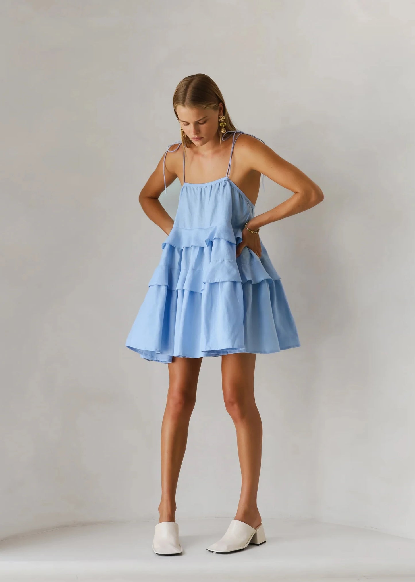 VESTITO CORTO A BALZE