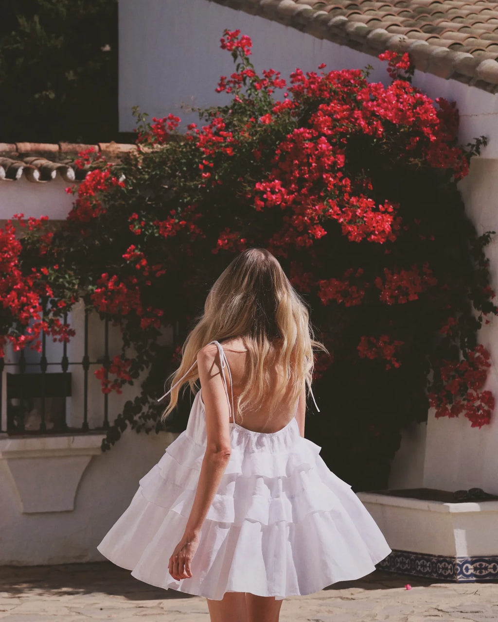 VESTITO CORTO A BALZE