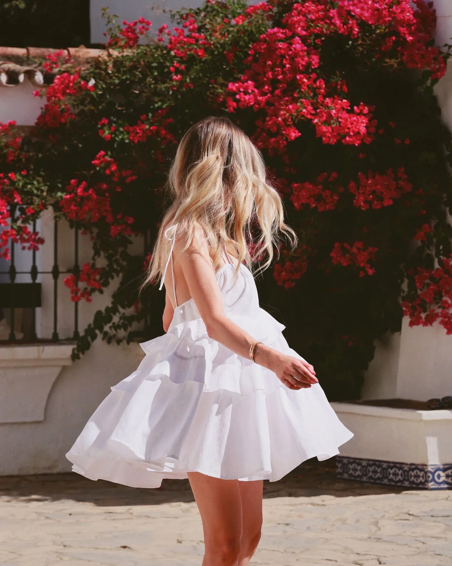 VESTITO CORTO A BALZE