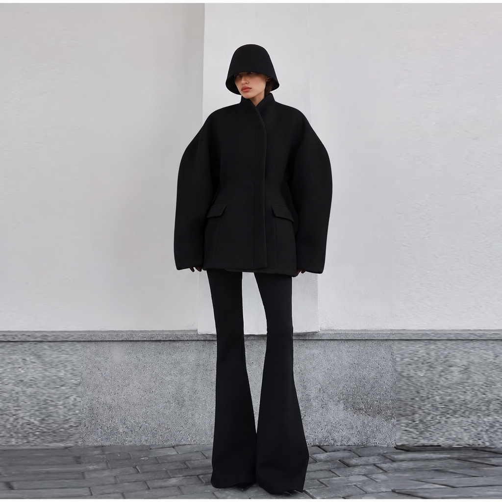 Foto ricreata con cappotto nero, prima posa