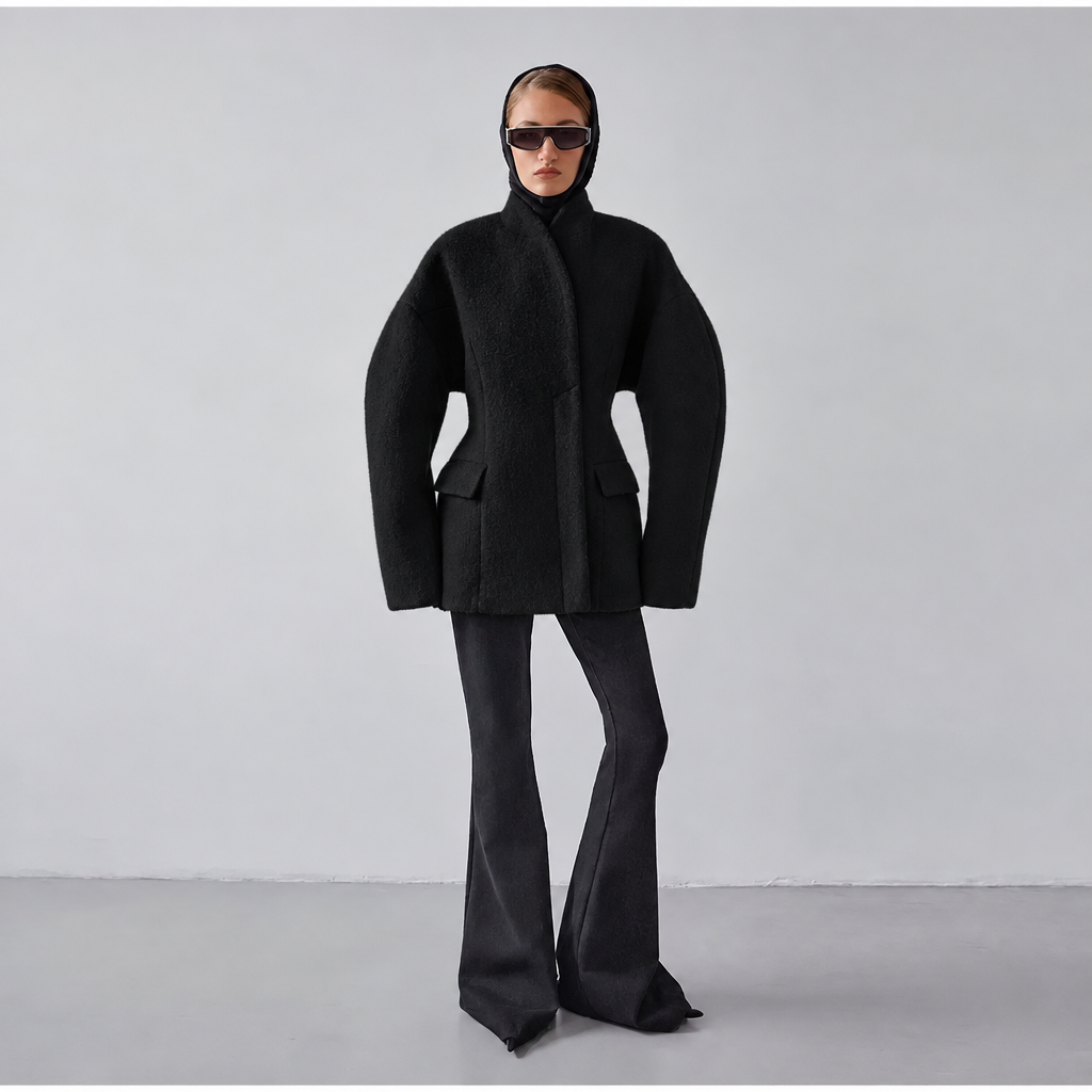Foto ricreata con cappotto nero, seconda posa
