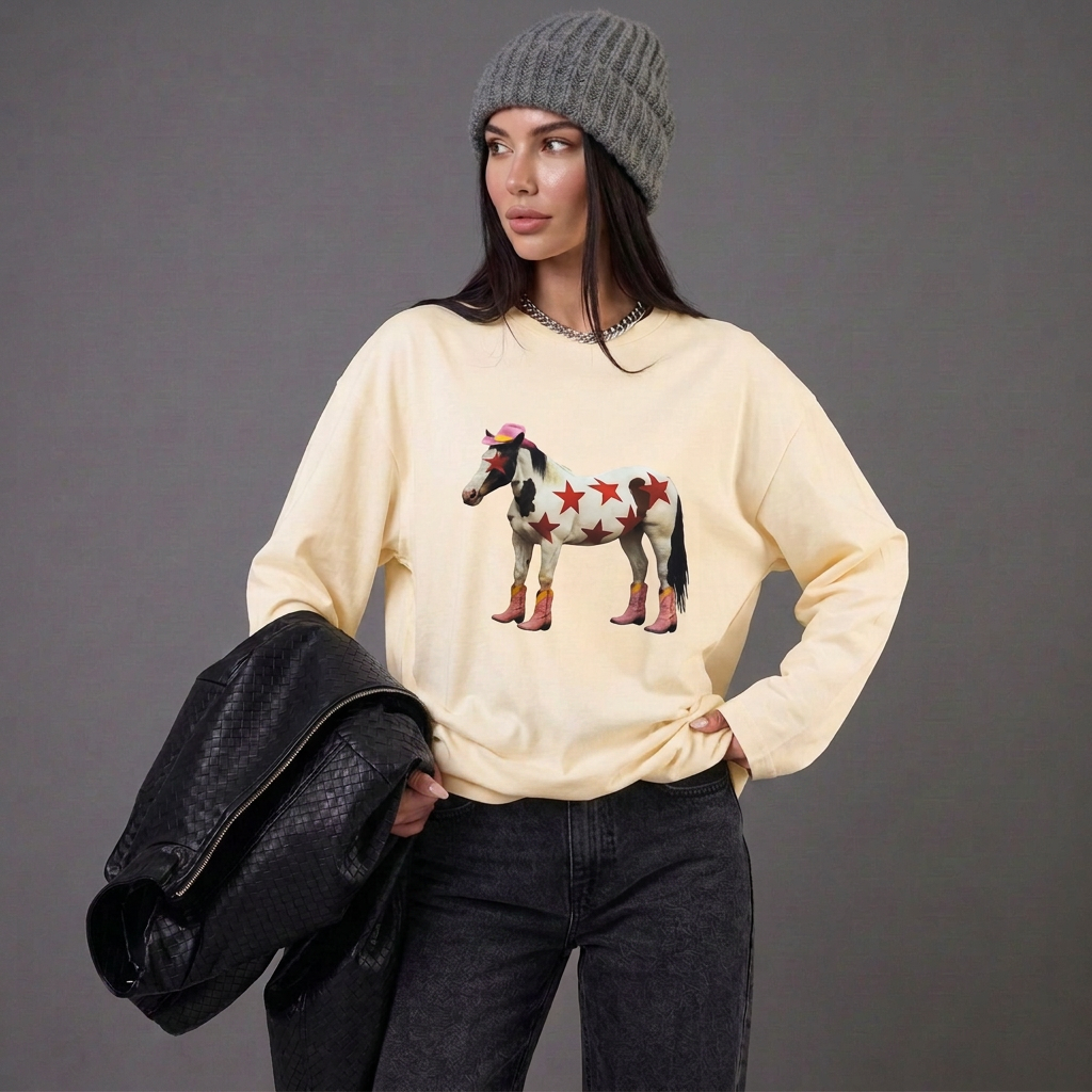 Maglia crema infilata nei jeans e leggermente sblusata