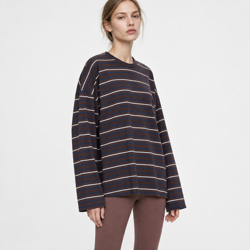 Modella in posa di tre quarti con la maglia