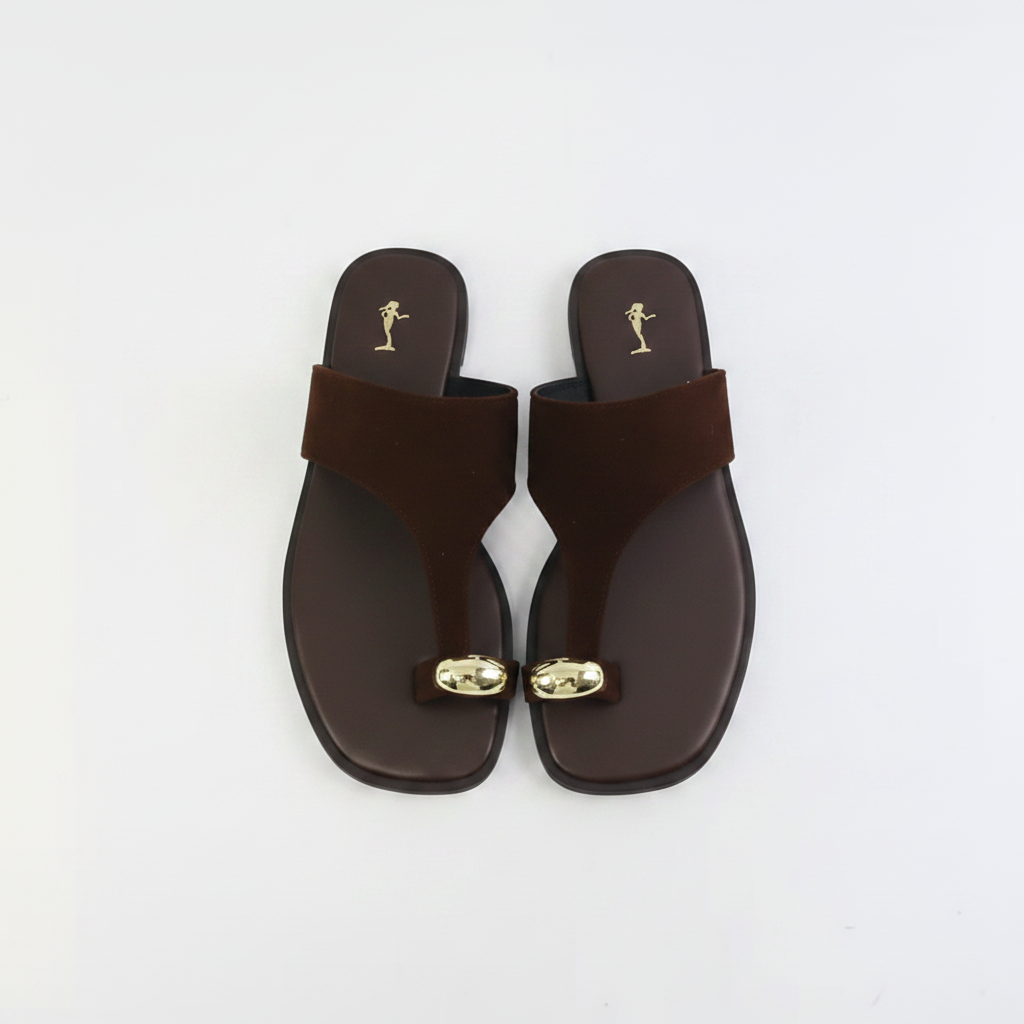 Sandali marrone scuro flat lay dall'alto